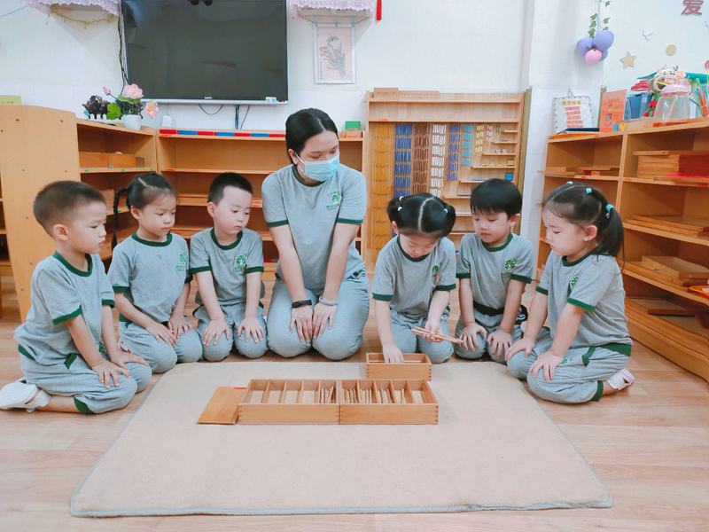 蒙氏教育中(zhōng)的數學(xué)教具(jù)到底有(yǒu)何迷人之處?精(jīng)彩案例來說明!